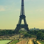 Eiffelova věž v Paříži láká turisty