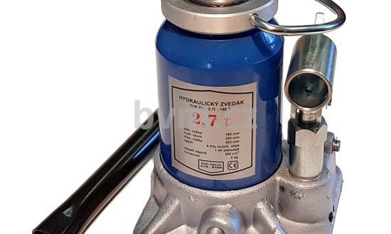 K opravě techniky potřebujete hydraulický zvedák a náhradní díly