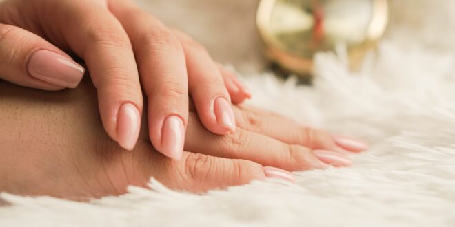 Dokonalá manikúra ve stylu clean beauty