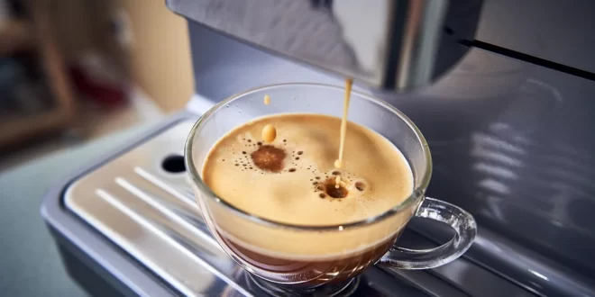 Jaký vliv má krátká doba pražení na chuť a vůni kávy spolu s použitím automatického kávovaru?