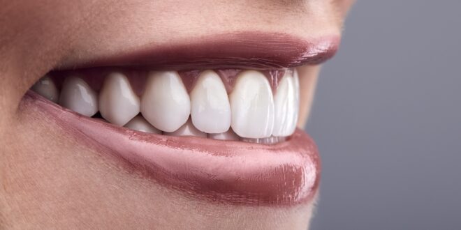Zuby bez kazů? Vliv fluoridu je větší, než si myslíte